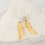 Aretes pluma y perla broquel