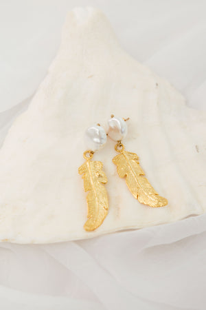 Aretes pluma y perla broquel