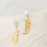 Aretes pluma y perla broquel