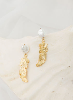 Aretes pluma y perla broquel