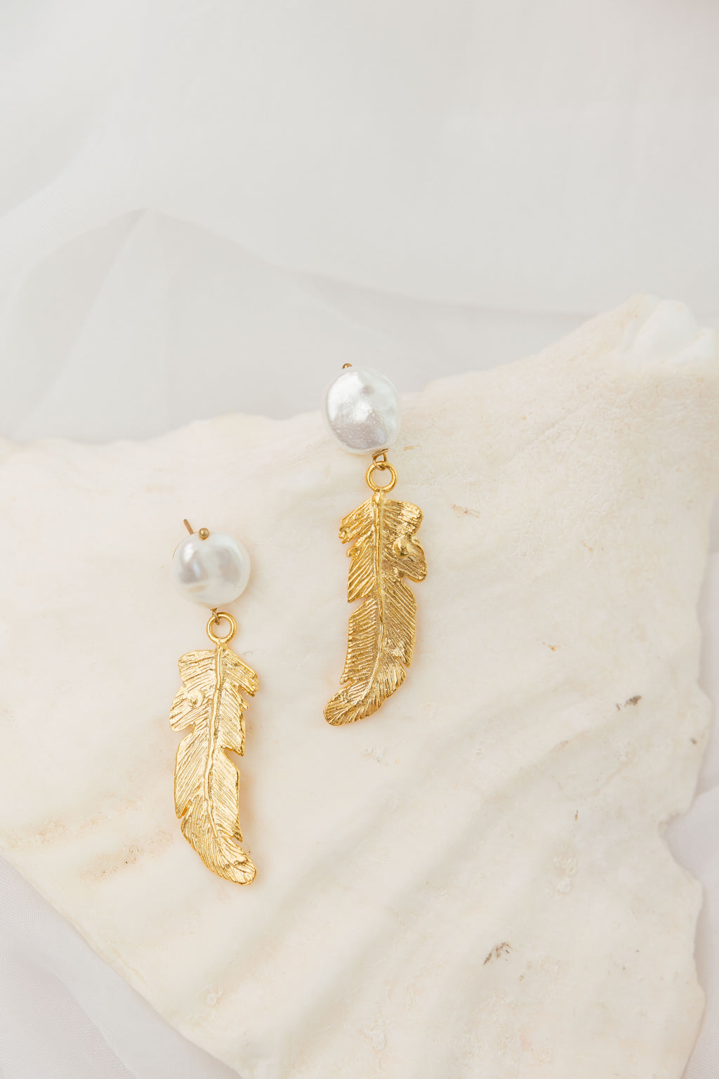 Aretes pluma y perla broquel