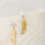 Aretes pluma y perla broquel