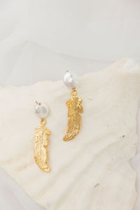Aretes pluma y perla broquel