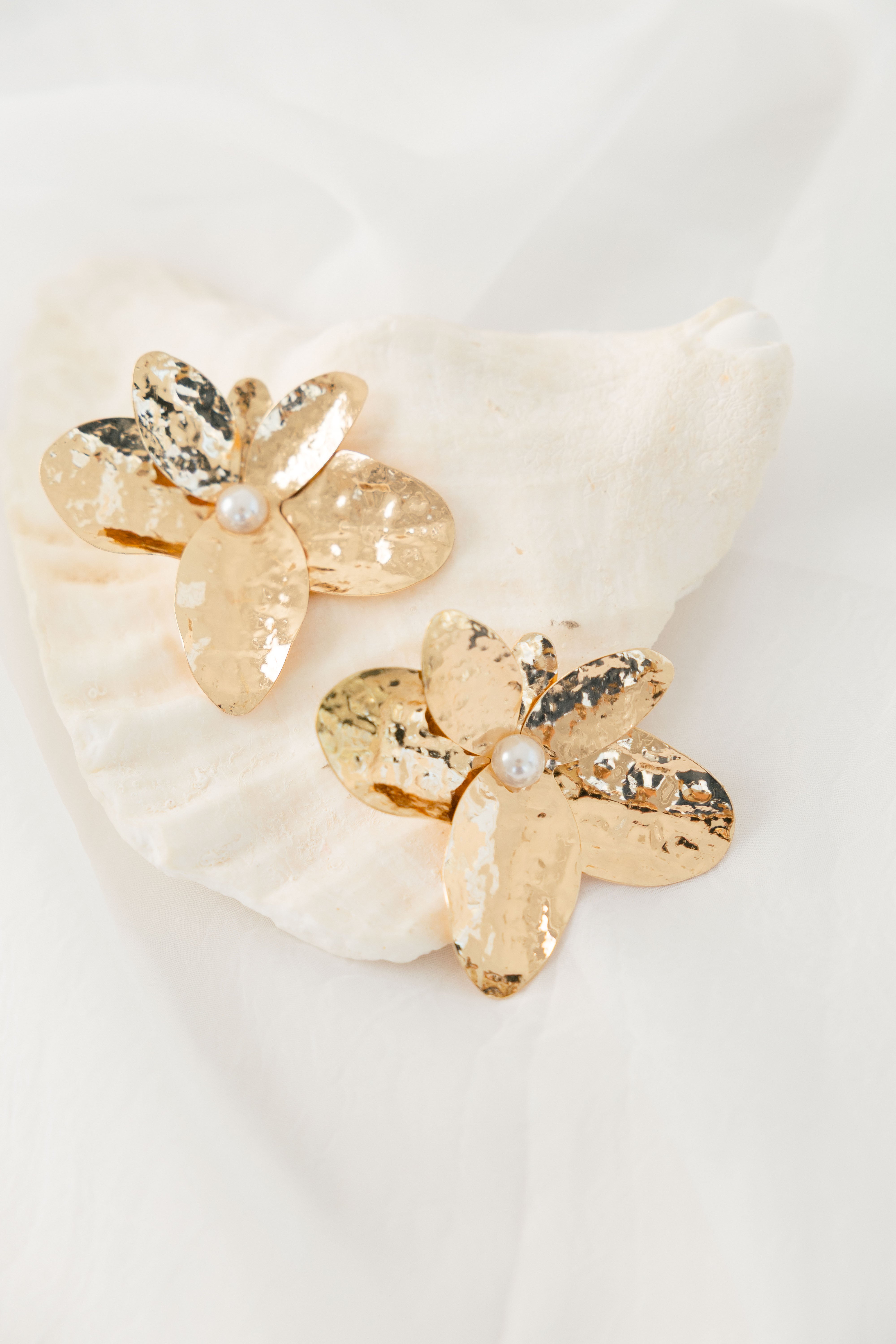 Aretes “Flor Dorada Perla”
