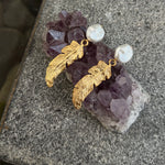 Aretes pluma y perla broquel
