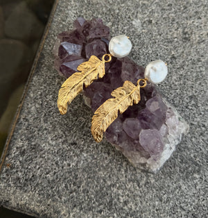 Aretes pluma y perla broquel