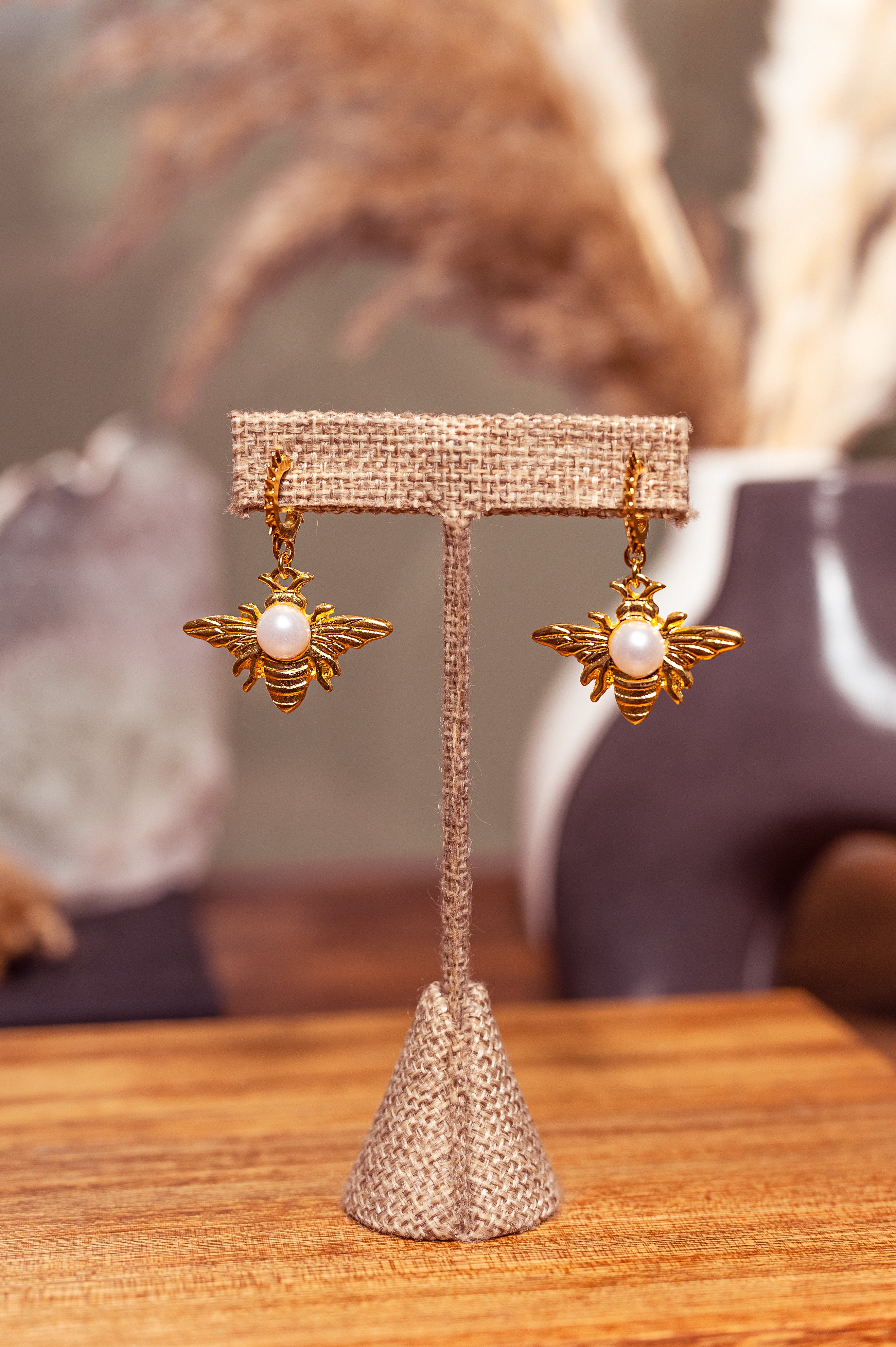 Aretes Mini Abeja Perla