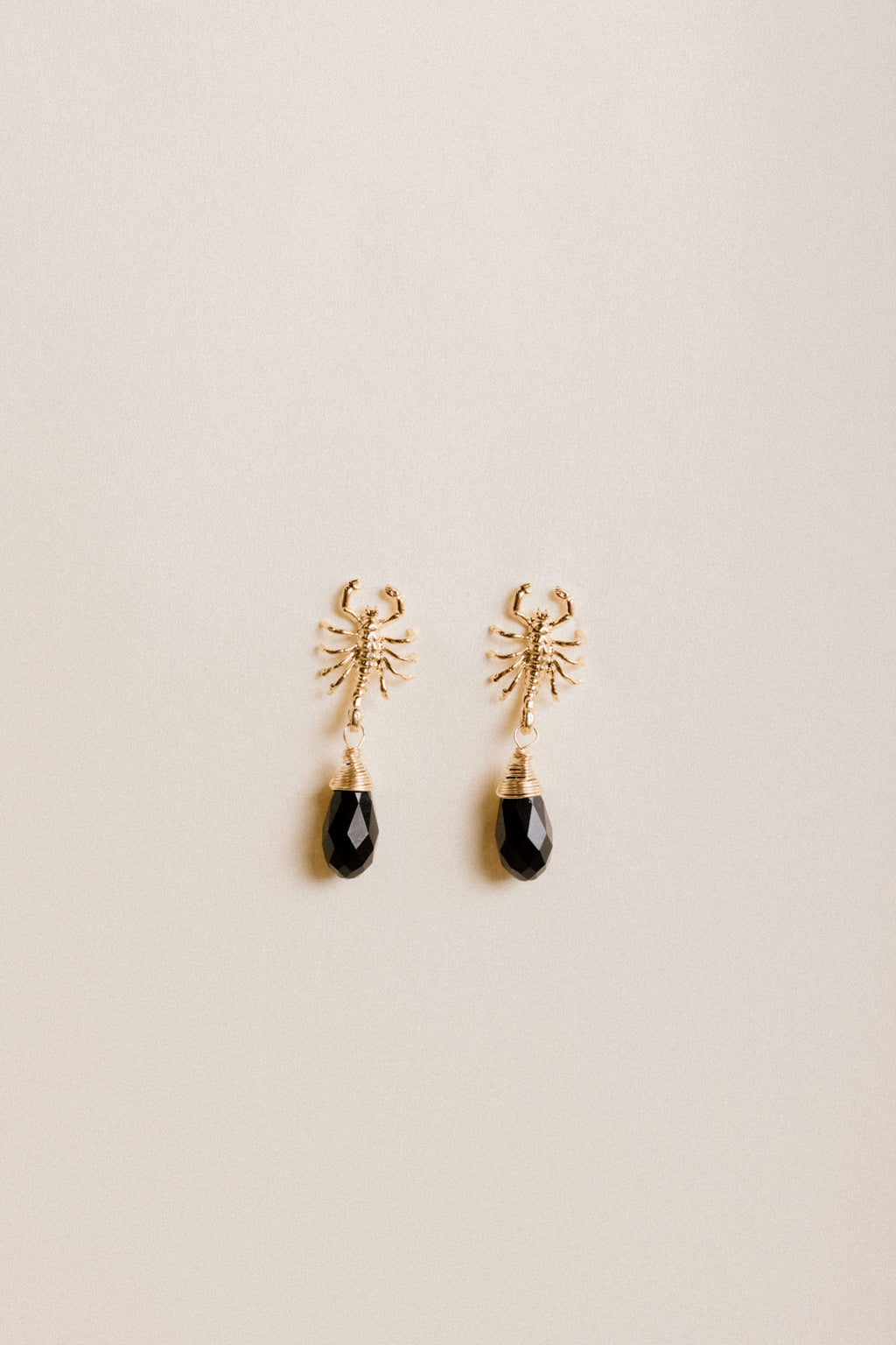 Aretes Scorpio Cristal Negro