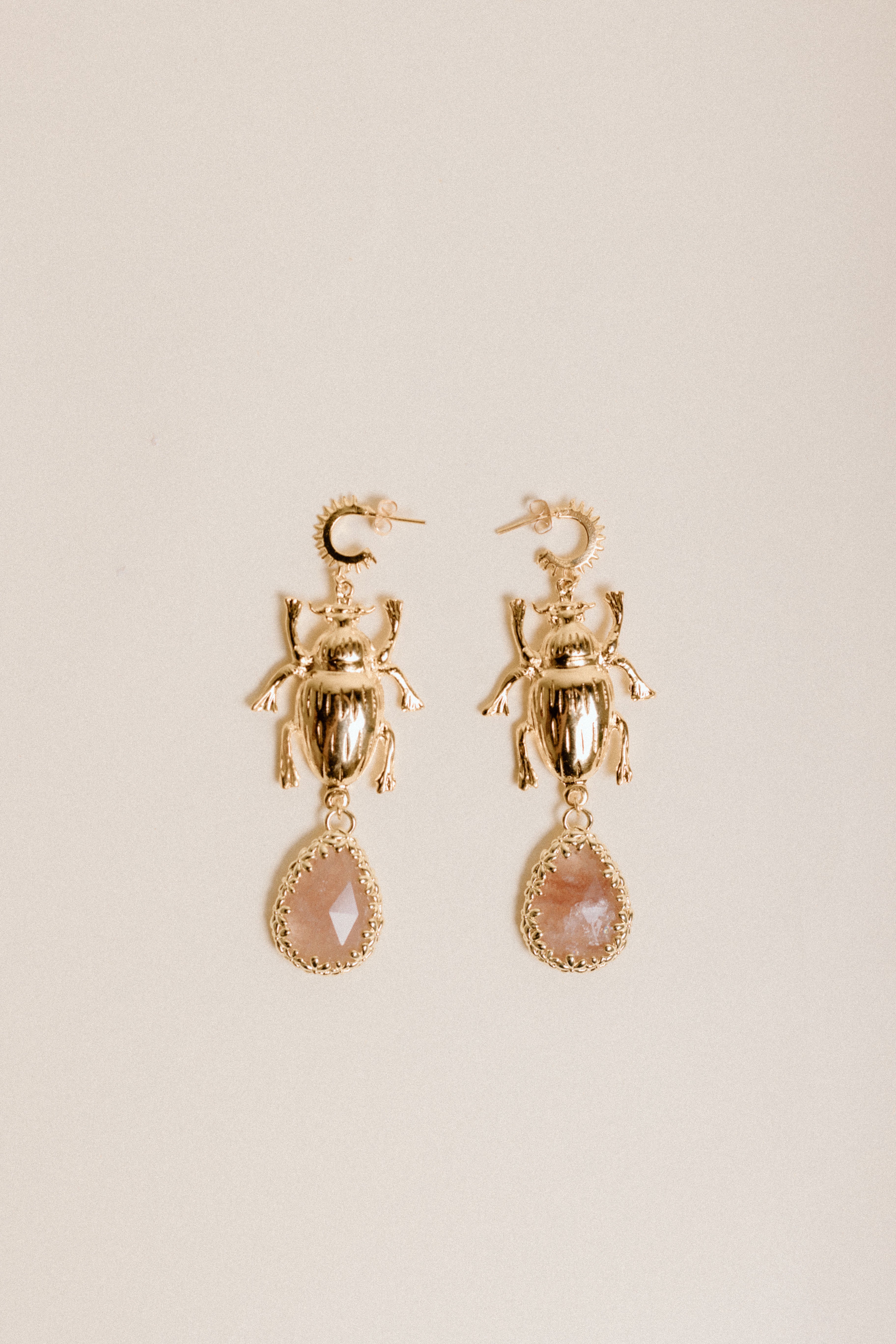 Aretes Escarabajo Grande Cuarzo Rosa